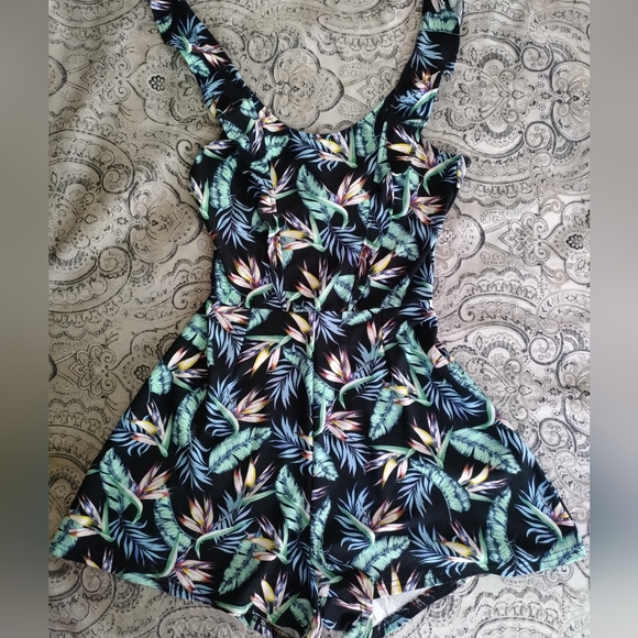 Black/ flower pattern size small romper jumpsuit - Picture 1 of 2
